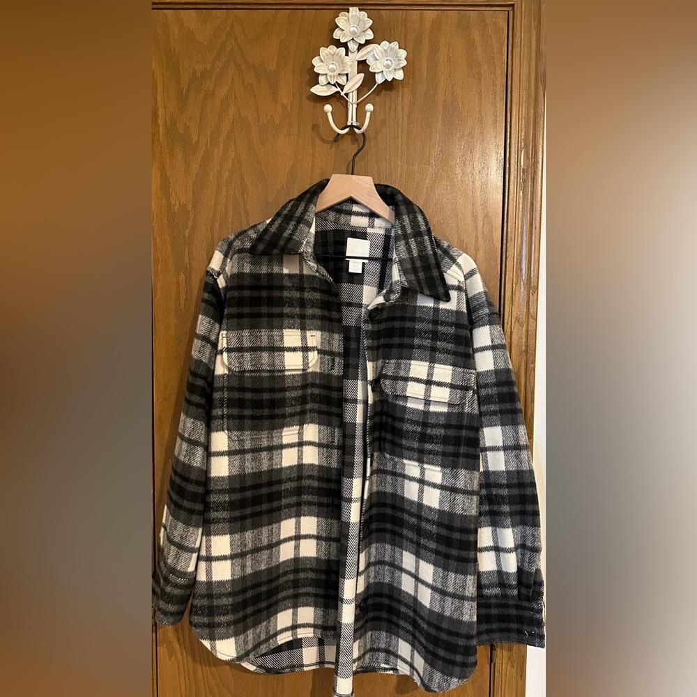 H&M oversized shacket black and white size med